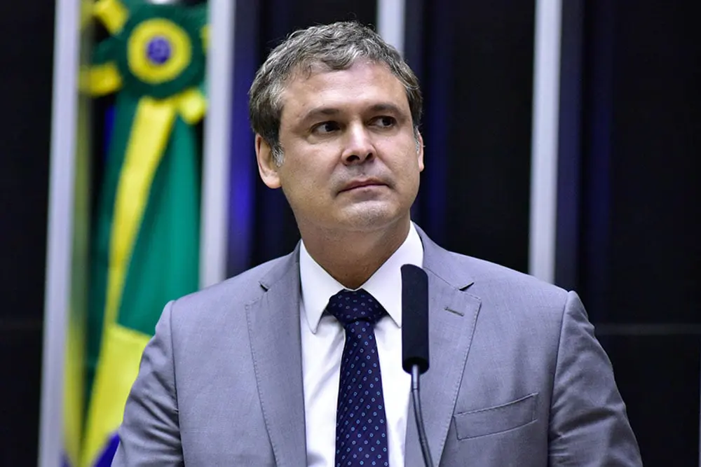 Líder do PT na Câmara reage a Eduardo Bolsonaro sobre EUA