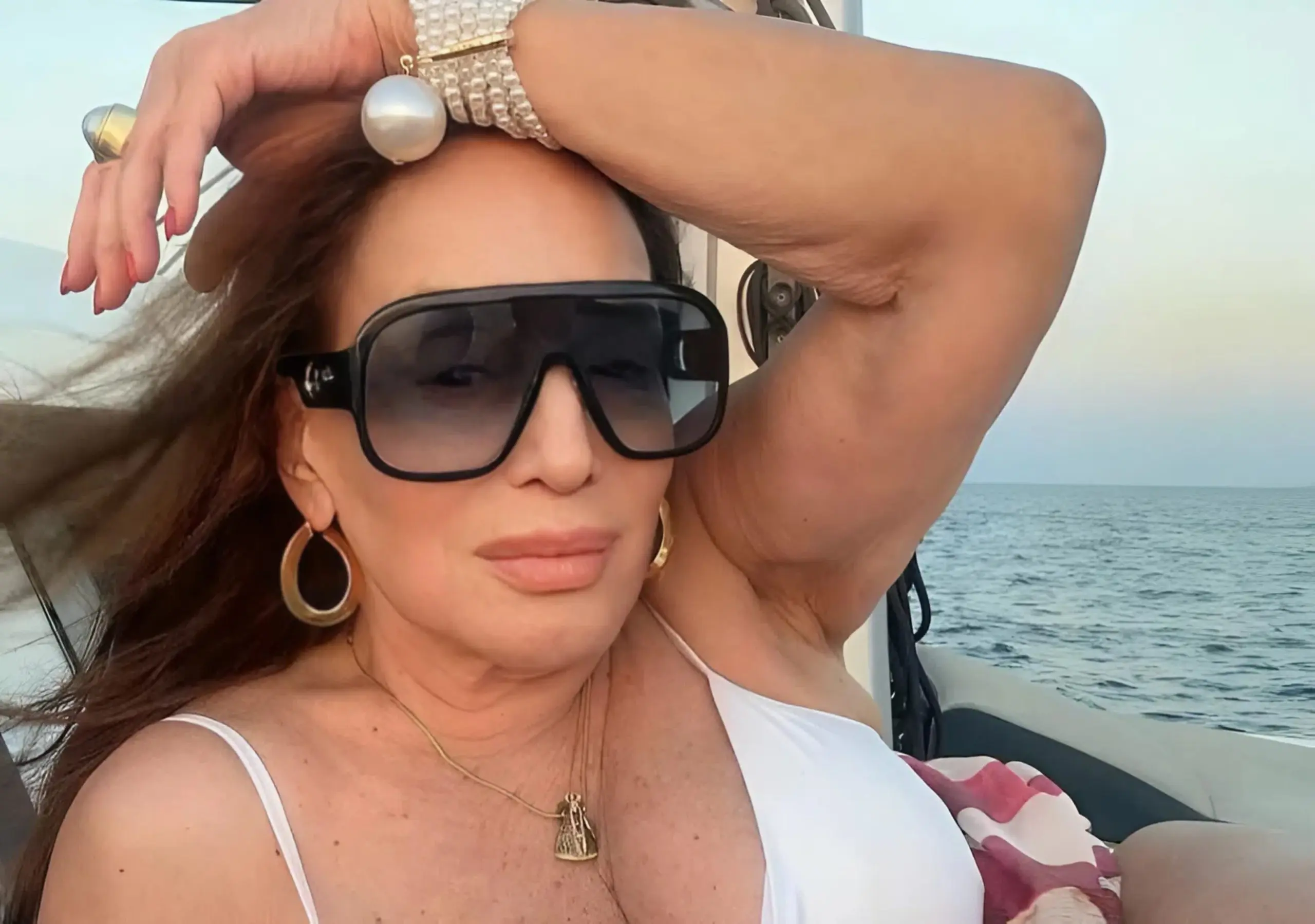 Susana Vieira esbanja vitalidade de biquíni, comemorando seus 83 anos na Grécia