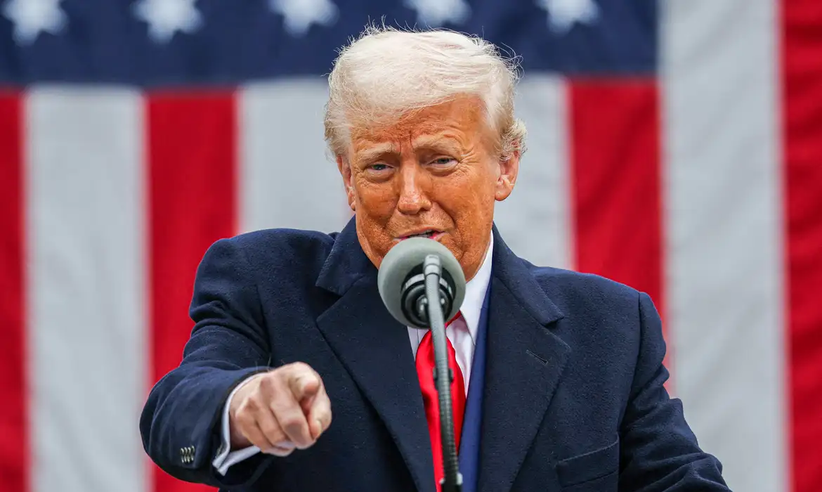 Trump aparece com mão maquiada após diagnóstico de doença