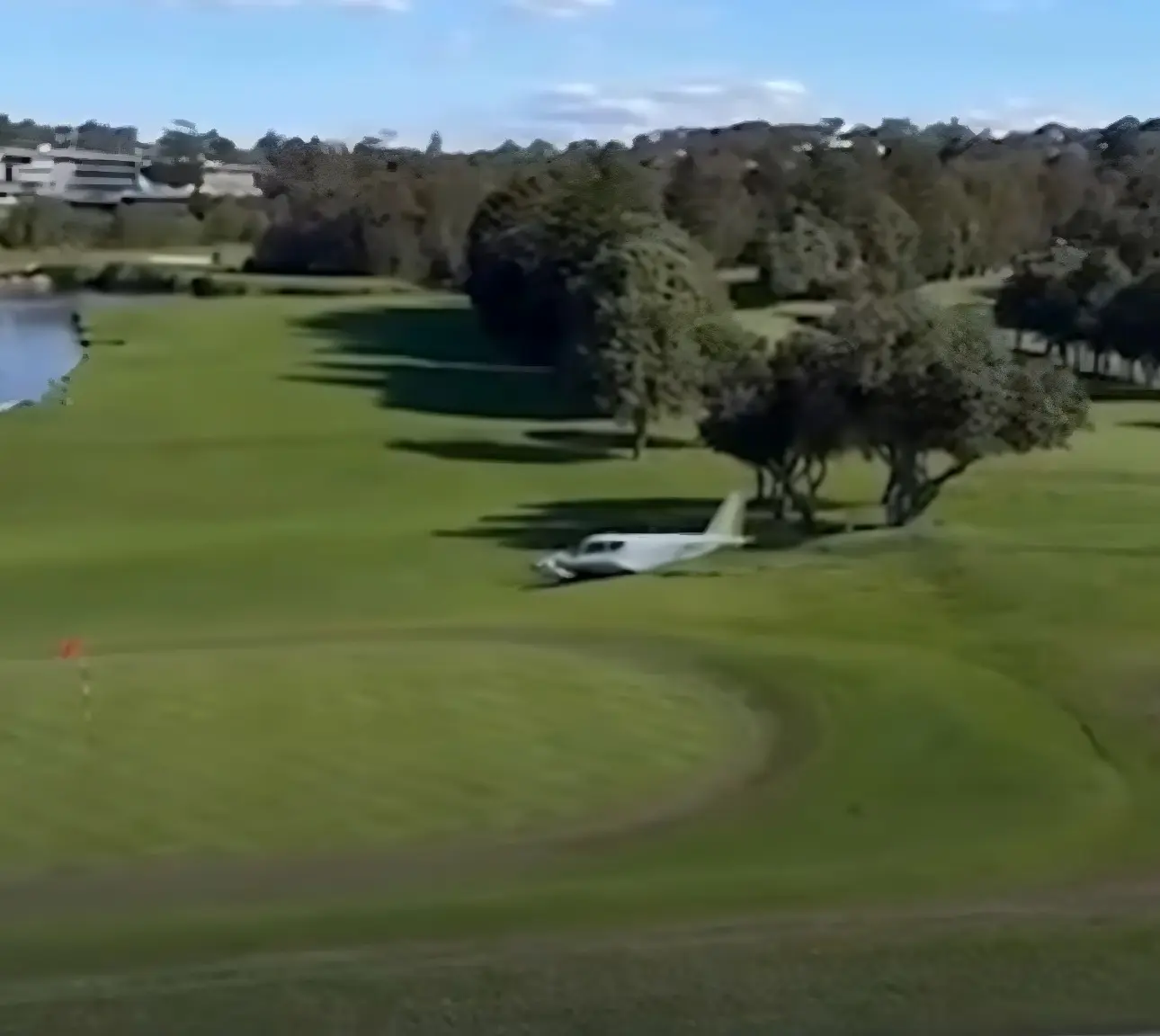 Avião faz pouso de emergência em campo de golfe em Sydney, na Austrália