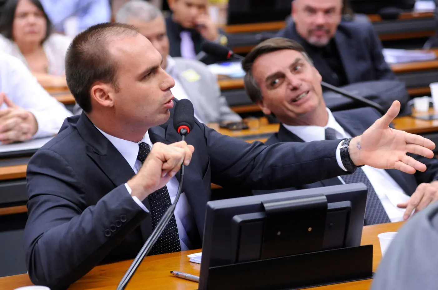 Em mensagens com Bolsonaro, Eduardo pede pressa e demonstra temor de que Trump ‘vire as costas’