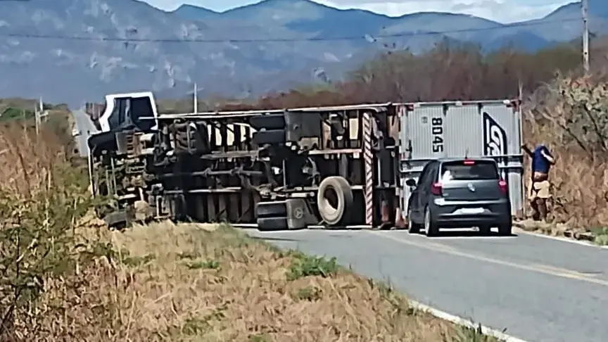Caminhão tombou após motorista perder o controle e colidir contra um poste