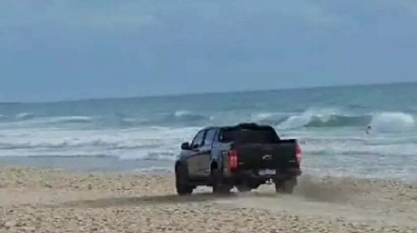 Adolescente é apreendido após dirigir picape em alta velocidade na faixa de areia e danificar barraca de praia no CE