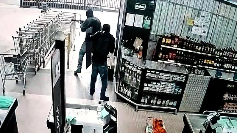 Criminosos fantasiados de policiais e armados com fuzis atacam carro-forte em Osasco