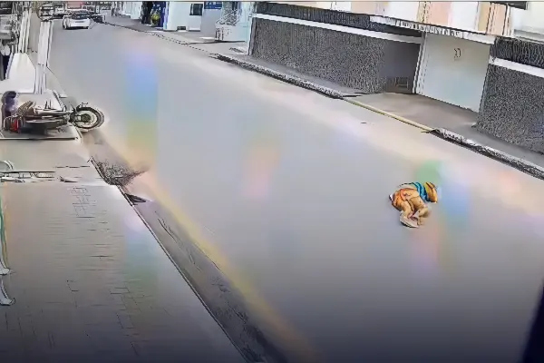 Mulher 'voa' após ser atropelada ao atravessar a rua em Alagoas; veja vídeo (Foto: Reprodução Câmera de Segurança)