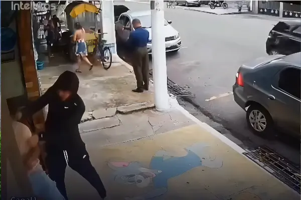 Homem é executado com tiro na cabeça em plena luz do dia em Belém (Foto: Reprodução Câmera de Segurança)