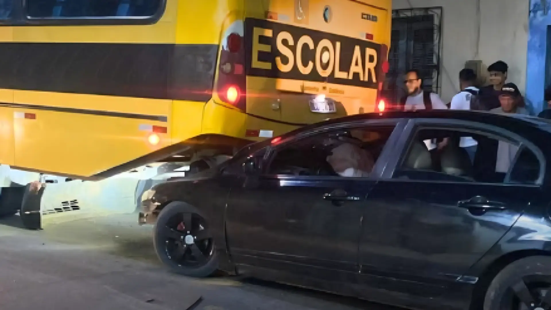Após colisão, carro vai parar embaixo de ônibus escolar no interior do CE