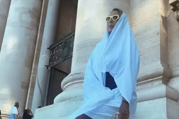 Sabrina Boing Boing é obrigada a se cobrir com lençol no Vaticano e não gosta nada (Foto: Instagram Sabrina Boing Boing)
