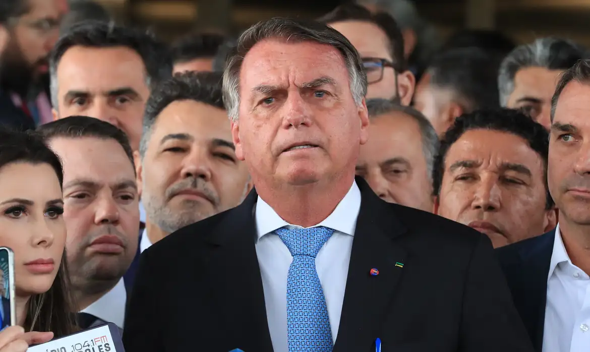 R$ 2 milhões, briga familiar e plano de fuga: veja o que diz relatório que indiciou Jair Bolsonaro