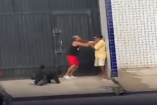 Homens saem no soco após cachorros se desentenderem no RJ (Foto: Reprodução Redes Socais)