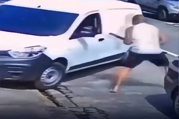 Briga de trânsito termina com carros destruídos, pauladas e pedradas (Foto: Reprodução Câmera de Segurança)
