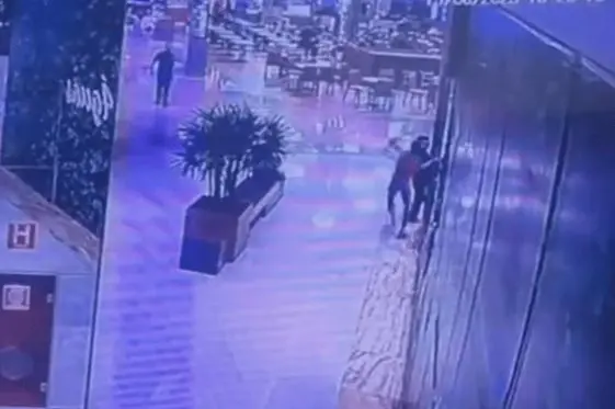 Ela tentou fugir após o crime, mas foi contida por um segurança do shopping