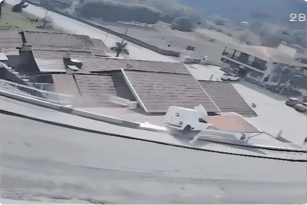 Carro perde o controle e cai em telhado de casa em SC (Foto: Reprodução Câmera de Segurança)