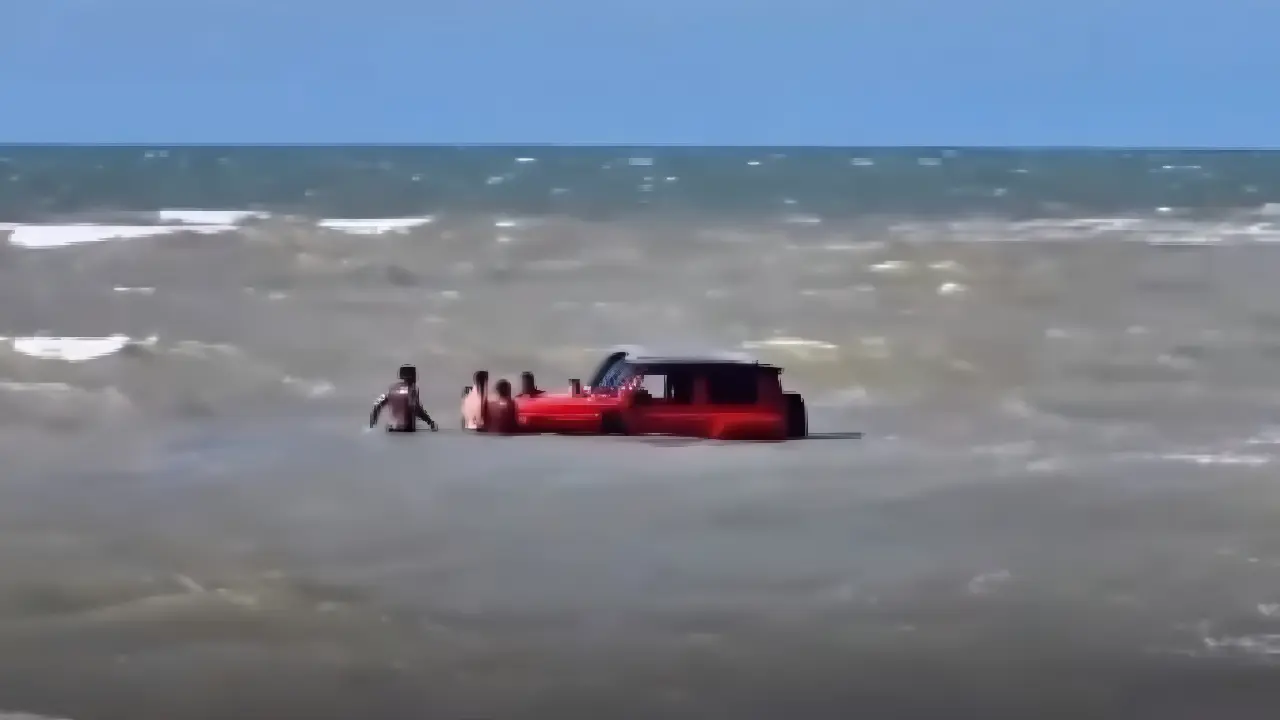 VÍDEO: Carro é arrastado por correnteza em rio no litoral do CE