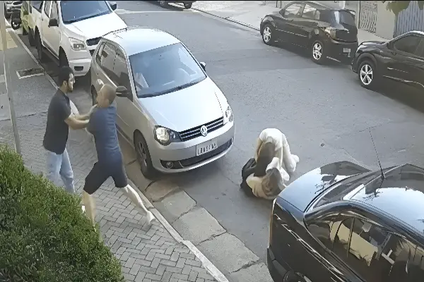 Casais saem no soco por motivo banal (Foto: Reprodução Câmera de Segurança)