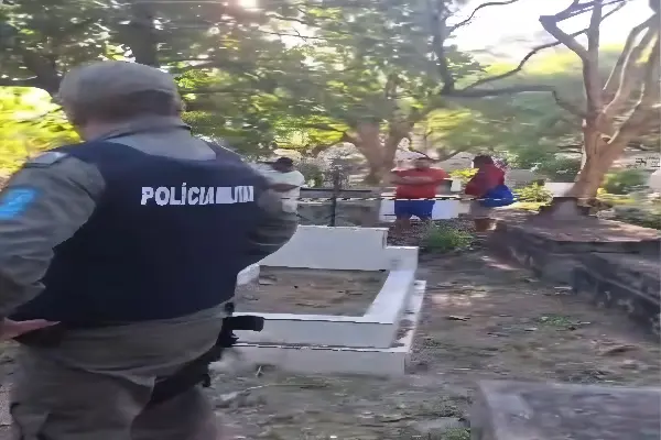 Jovem foi encontrado morto dentro do cemitério (Foto: Polícia Militar PI)