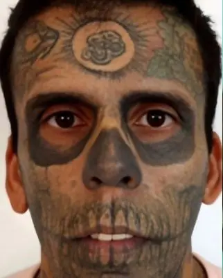 Homem mais tatuado do Brasil fica irreconhecível após remover tatuagens do rosto
