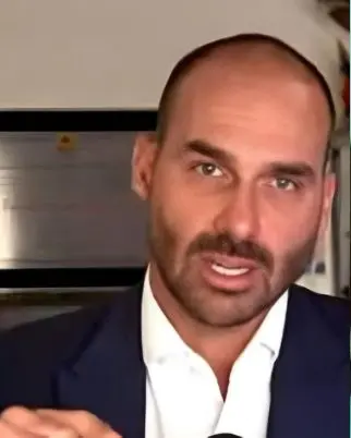 Eduardo Bolsonaro dispara sobre prisão do pai: ‘tanto faz’