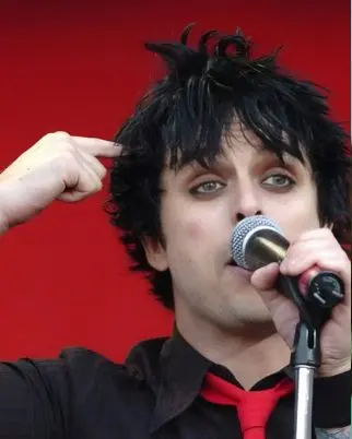 Vocalista do Green Day dispara contra Donald Trump: ‘um completo idiota’
