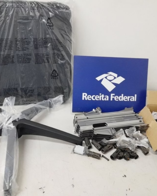 Megaapreensão em Viracopos: Receita Federal barra milhares de peças de armas escondidas em brinquedos e móveis
