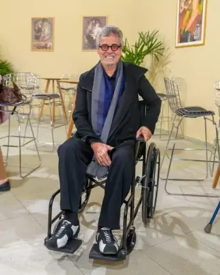 Carlinhos de Jesus está de cadeira de rodas