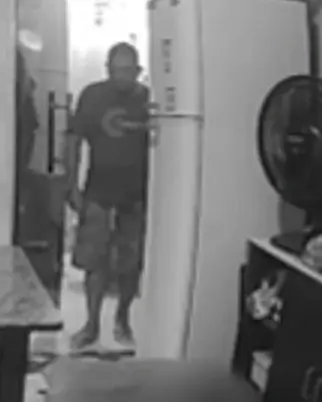Homem é flagrado após esposa instalar câmera escondida