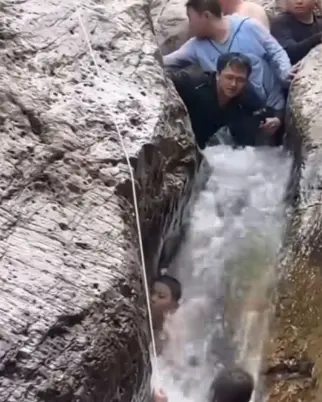 Criança foi resgatada de cachoeira