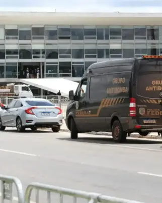 Homem é preso após ameaçar explosão na Praça dos Três Poderes, em Brasília