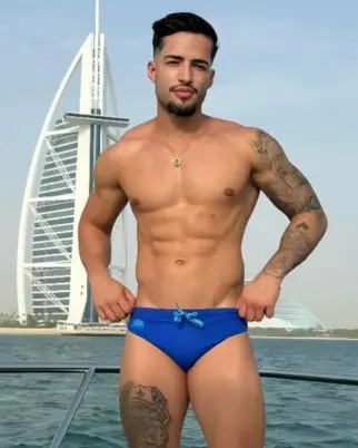 Sobrevivente brasileiro da tragédia na Grécia é astro pornô. Veja fotos
