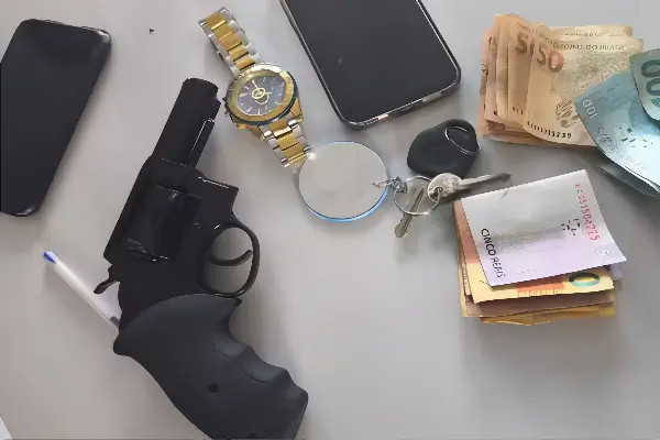 Filho de influenciadora presa, de apenas três anos, é encontrado em carro com armas (Foto: Divulgação/PM-PI)