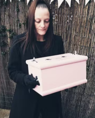Amie Upton era dona de um serviço funerário voltado para bebês — Foto: Reprodução/Facebook
