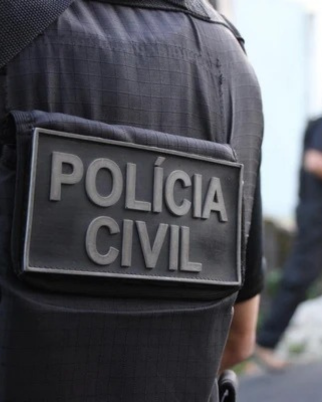 Mulher ataca marido coveiro com facão dentro de cemitério  (Foto: Divulgação/PCBA)