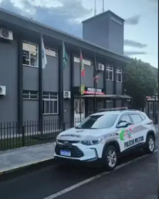 Mãe e padrasto são presos após morte de bebê de 8 meses com sinais de agressão