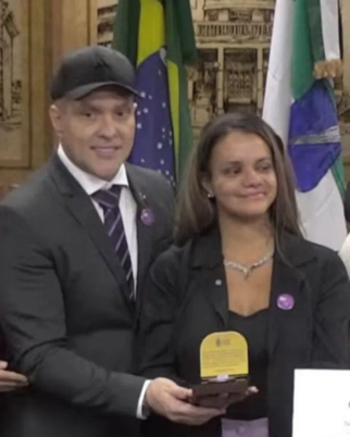 Vítima de 61 socos recebe homenagem e desabafa: 'Usar holofotes e ajudar mulheres' (Foto: Reprodução/TV Câmara Natal)