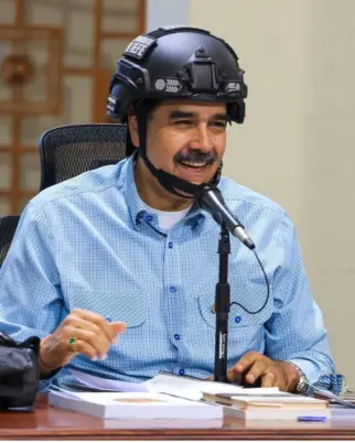 Nicolás Maduro apareceu com capacete em reunião