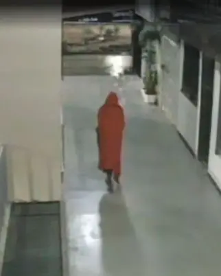 Homem fantasiado de capa vermelha furta restaurante; vídeo flagra ação