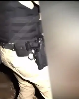 Policial foi filmado fazendo sexo com mulher na frente do marido