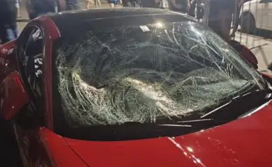 Mulher morre atropelada por carro de luxo em evento esportivo; vídeo