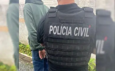 Pai é preso em SC suspeito de estuprar filhas de 9 e 11 anos