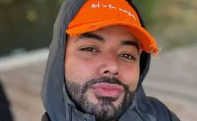 Repórter da Globo filma Hytalo careca em voo para João Pessoa