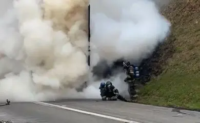 Bombeiro é atingido em explosão de carreta com agrotóxicos em São Paulo