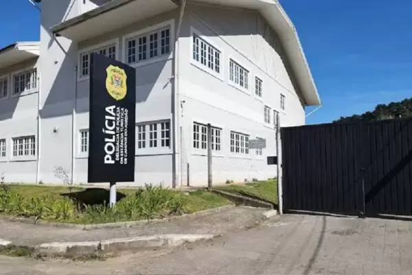 Trisal quebra quarto inteiro, trocam socos e vão parar na delegacia em Campos do Jordão (Foto: Polícia Civil Campos do Jordão)