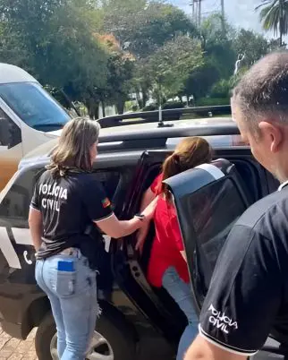 Professora é presa após agredir criança de 4 anos com pilha de livros em escola do RS