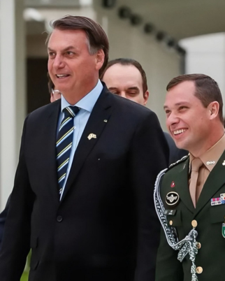 PF encontra anotações sobre Mauro Cid em carro de Bolsonaro; saiba o que estava escrito