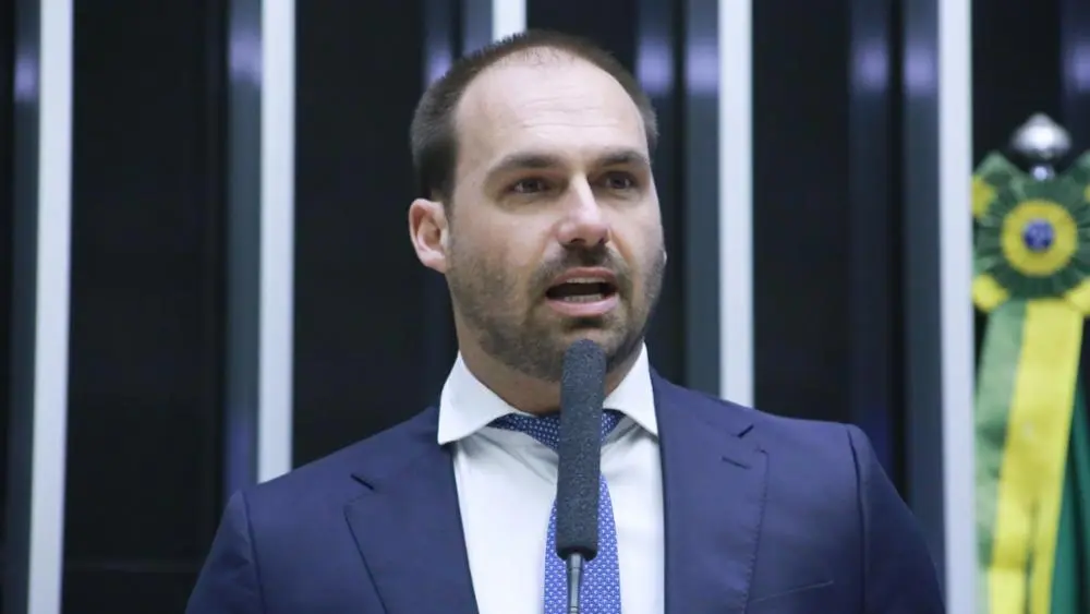 PF diz que Eduardo Bolsonaro usou conta da esposa para esconder dinheiro recebido do pai