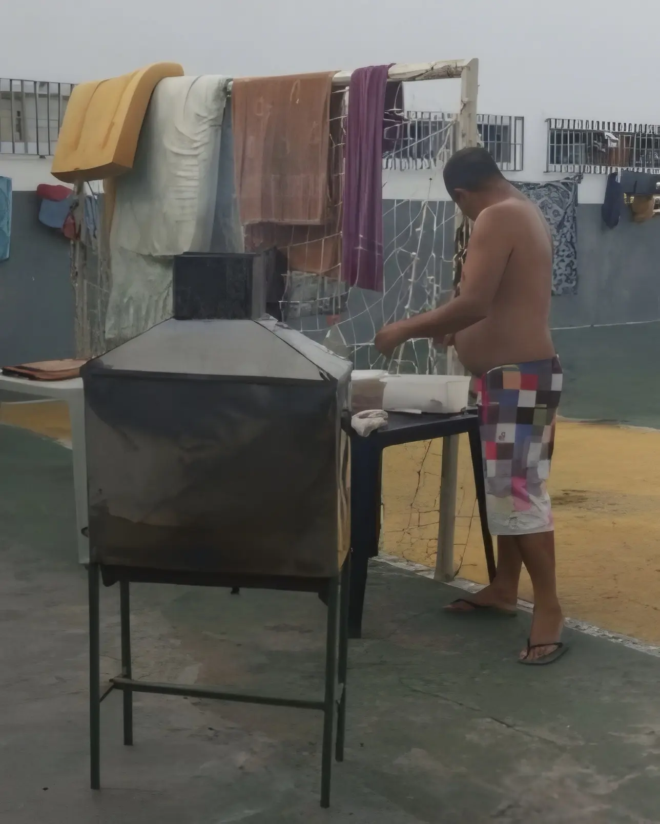 Churrasco do crime: vídeo mostra detentos entrando com boi inteiro na prisão