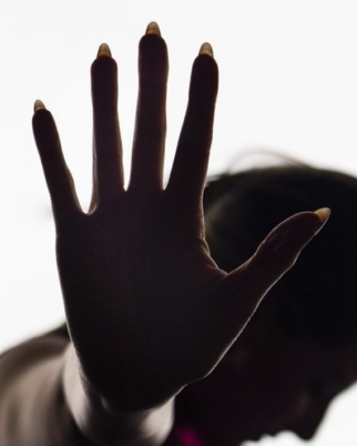 Homem agride brutalmente companheira e a obriga a ingerir própria urina na Baixada Fluminense