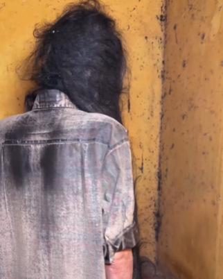 Homem está há 20 anos sem cortar o cabelo por decepção amorosa. Imagem choca