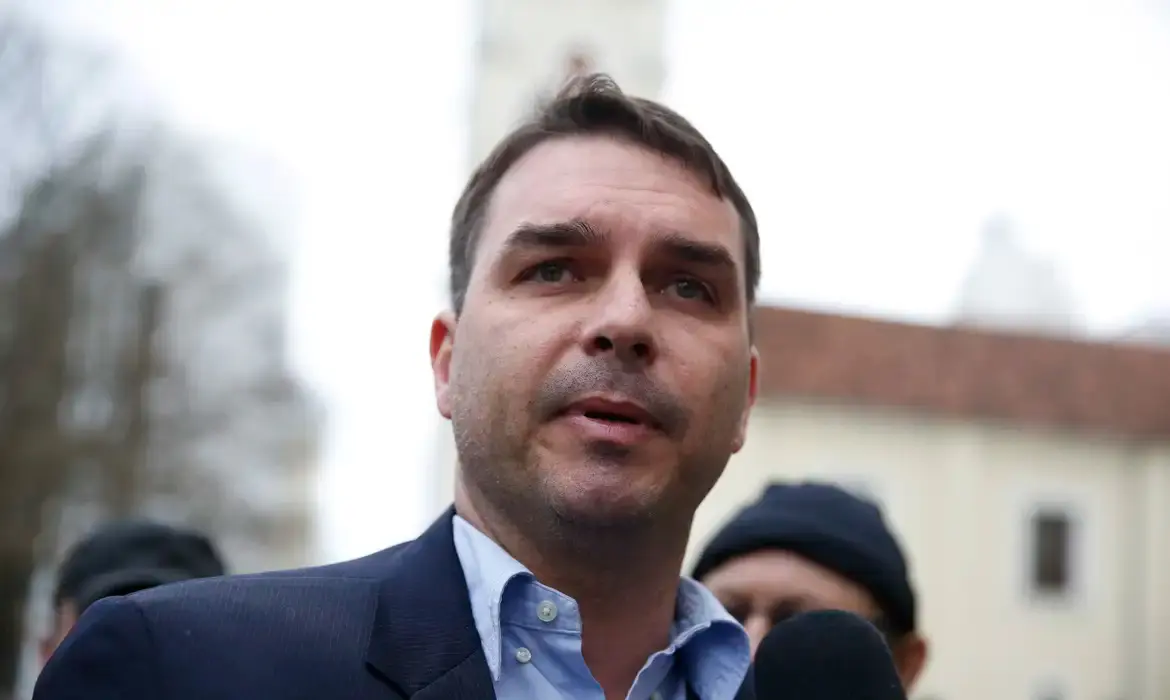 Flávio Bolsonaro diz que o pai pode ter tentado violar tornozeleira por vergonha diante de familiares. Foto: Reprodução / Agência Brasil.