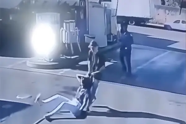 Frentista é arrastada pelos cabelos enquanto trabalhava em MG (Foto: Imagem Câmera de Segurança)